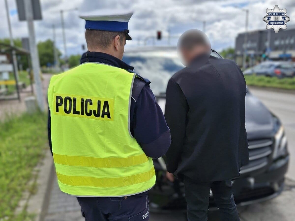 Jechał karawanem, w którym przewoził ciało. Okazało się, że jest totalnie pijany. Miał 2,5 promila Zdjęcie wpisu