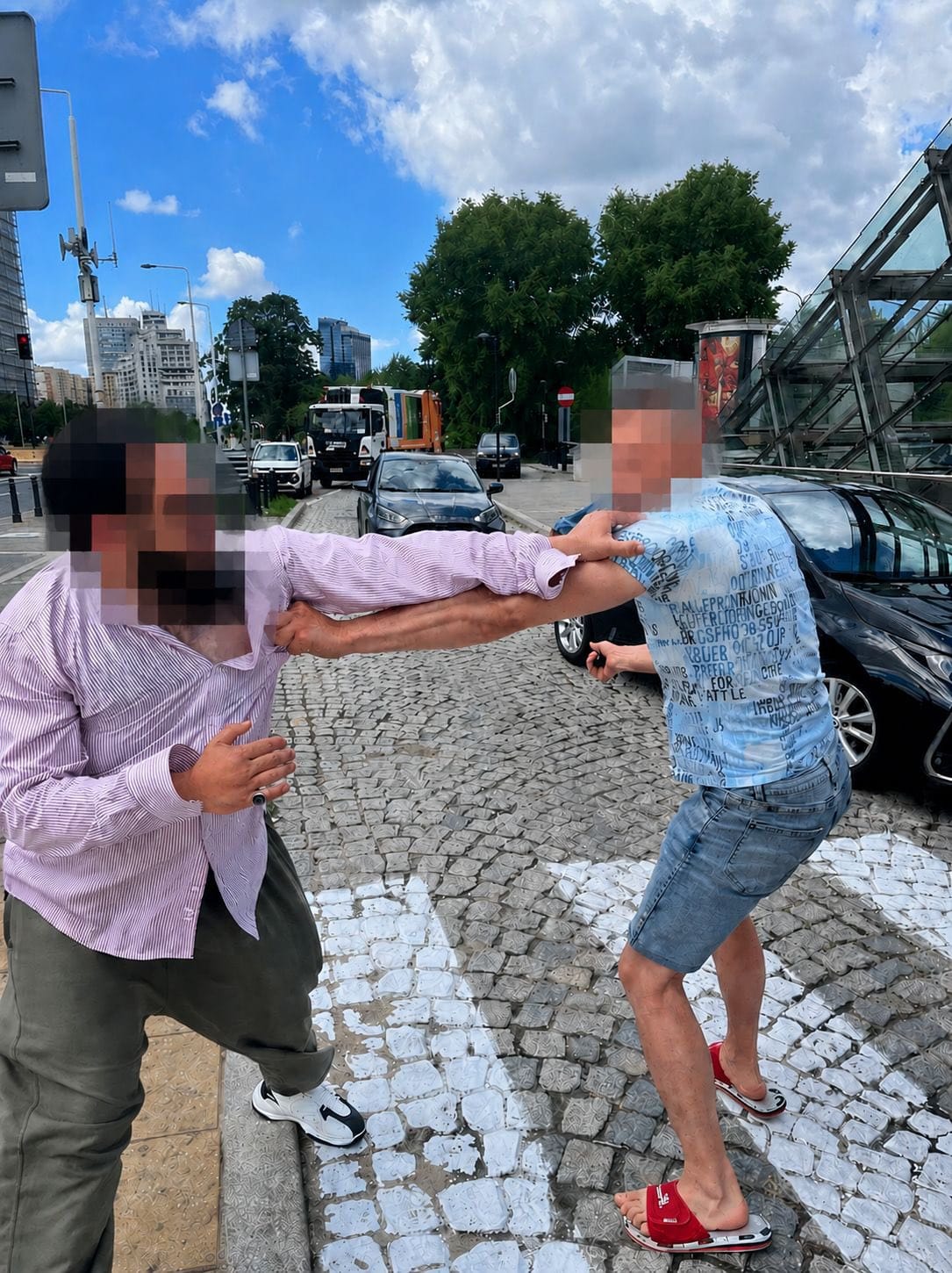 Wyciągnął pałkę teleskopową i bił po głowie. 36-latek zaatakował taksówkarza z Azerbejdżanu przy Dworcu Gdańskim Zdjęcie wpisu