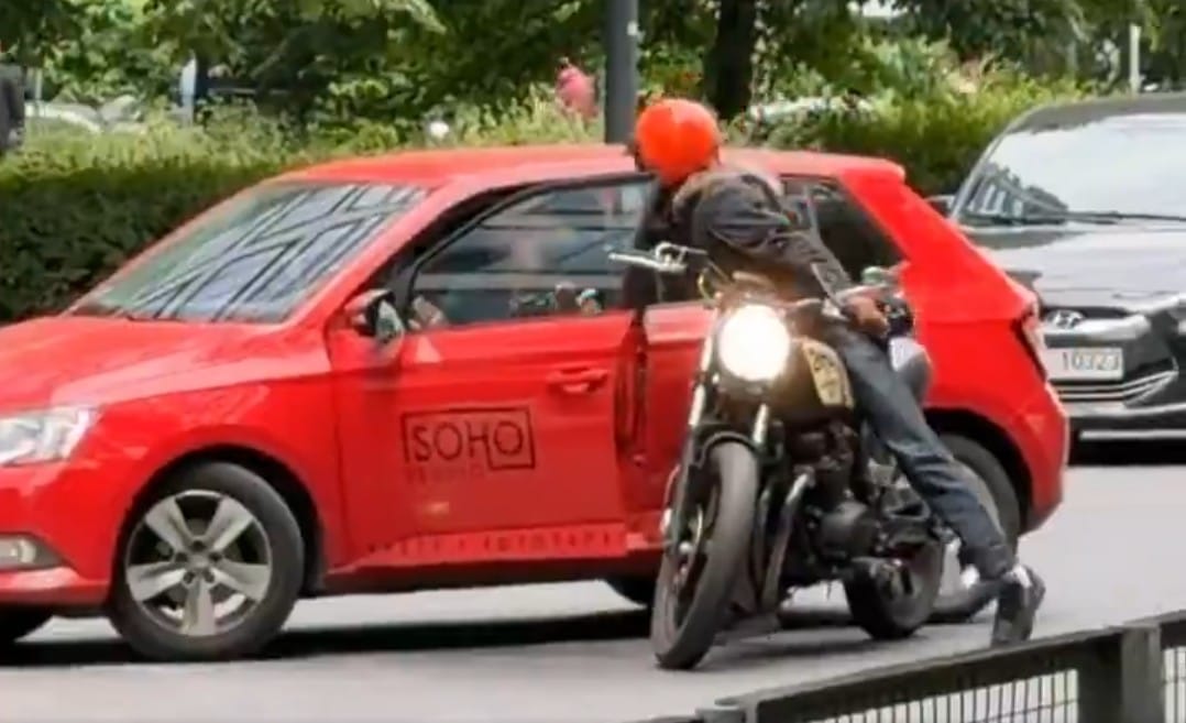 „Gęba Cię swędzi?!" Agresywny motocyklista pobił kierowcę Skody - Warszawa Zdjęcie wpisu