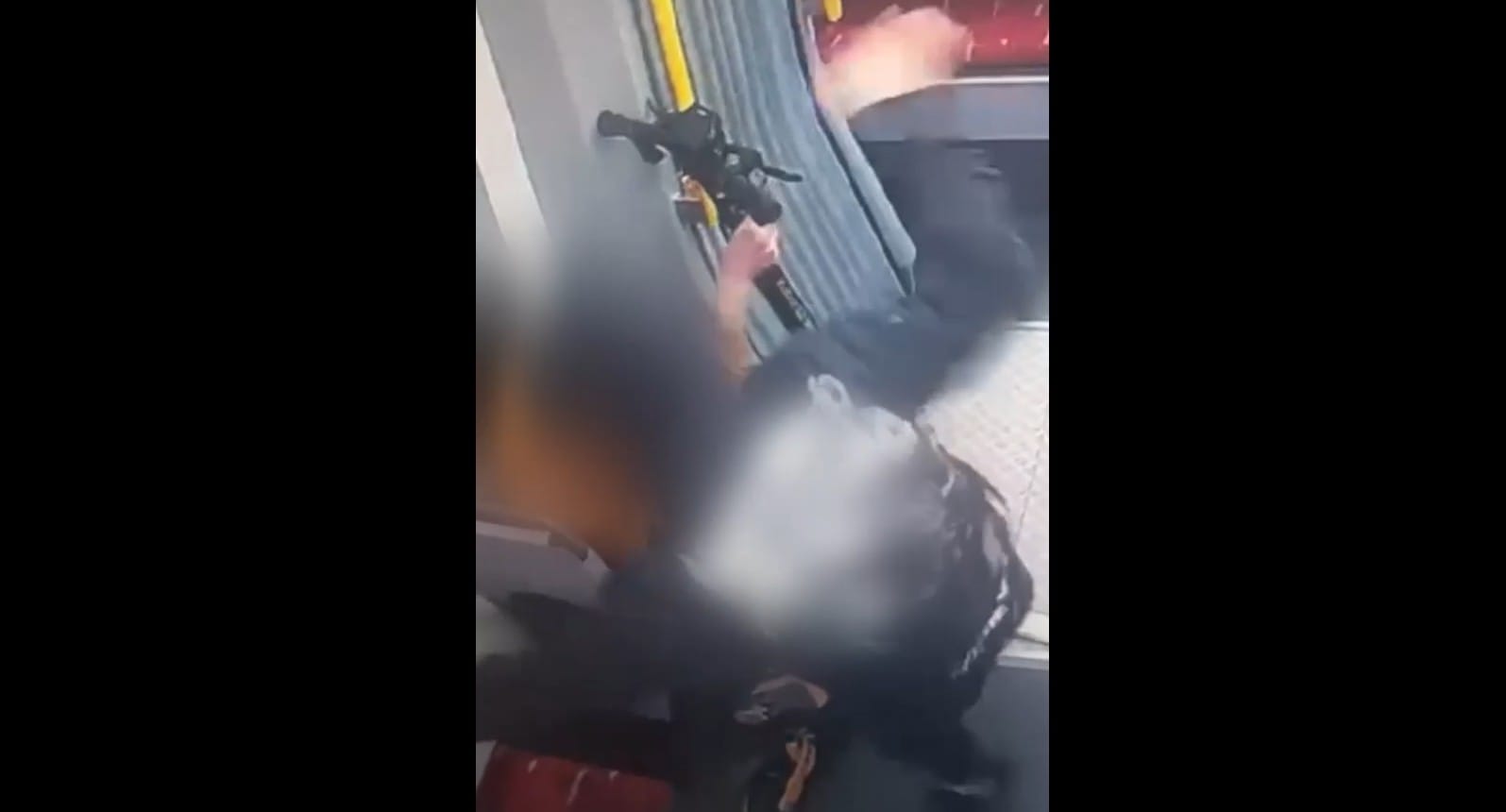 Brutalny napad w tramwaju na Śląsku. 18-latek skopał nastolatka i ukradł mu telefon Zdjęcie wpisu