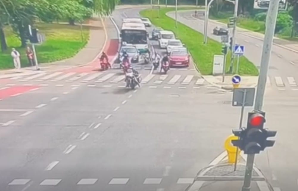 Nie opanował motocykla i się wywrócił. Policjanci uznali, że jechał na jednym kole i zabrali mu prawko - nagranie ze Szczecina Zdjęcie wpisu