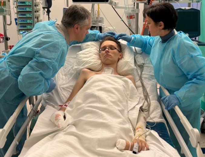 Dominik stracił obie nogi. Teraz zarzuty postawiono kierownikowi pociągu który po ich usłyszeniu trafił na SOR Zdjęcie wpisu