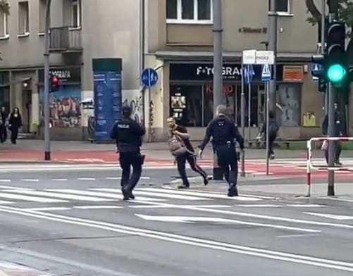 Dwóch policjantów kontra ziomek na pasach. Zrobił sobie z nimi zabawę w ganianego Zdjęcie wpisu