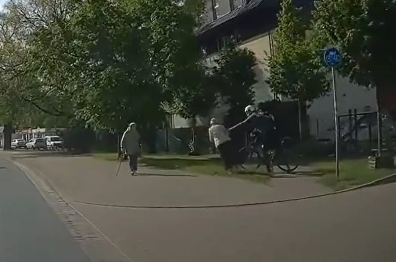 Rowerzysta, który popchnął i przewrócił seniorkę, usłyszał zarzuty. Grozi mu do 3 lat pozbawienia wolności Zdjęcie wpisu