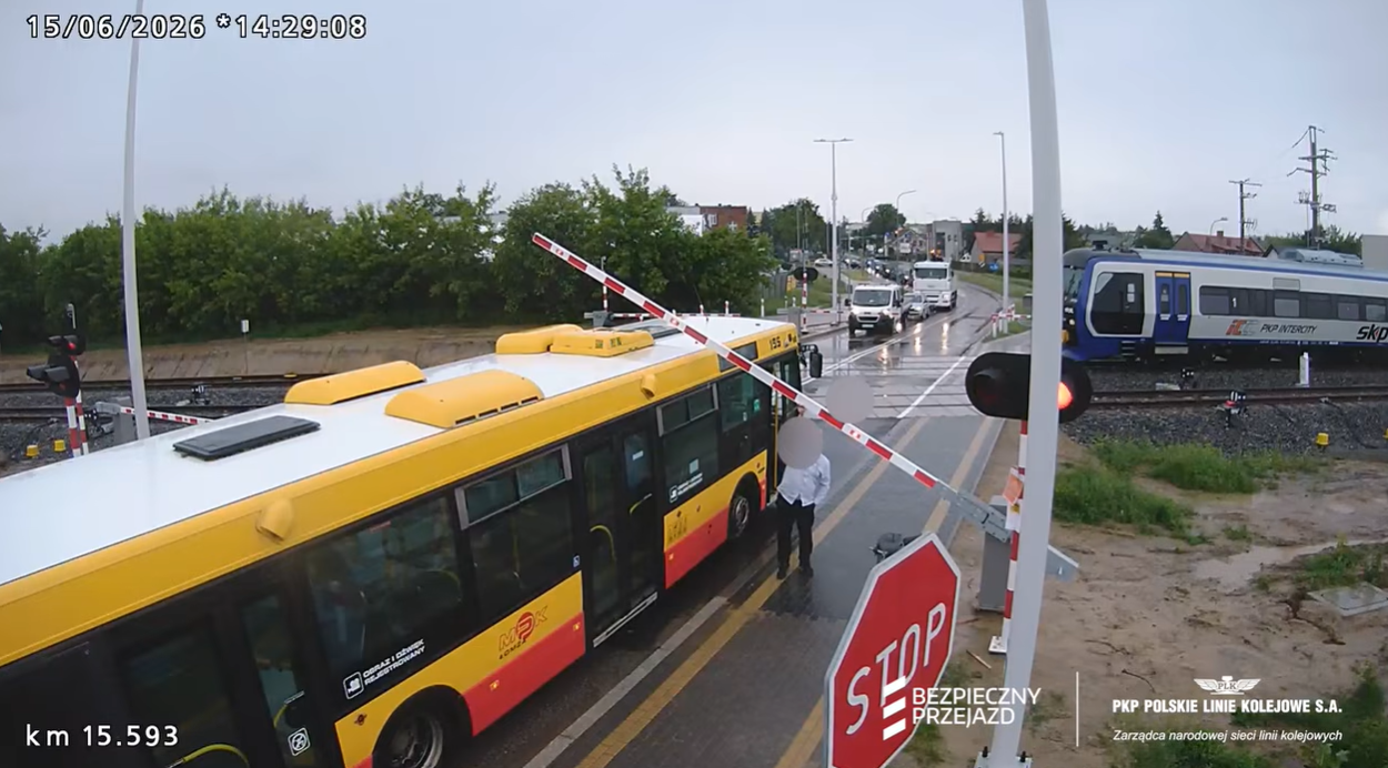 O krok od tragedii w Łomży. Kierowca autobusu wjechał pod opuszczone rogatki na czerwonym świetle, a pasażer wysiadł i podniósł szlaban Zdjęcie wpisu