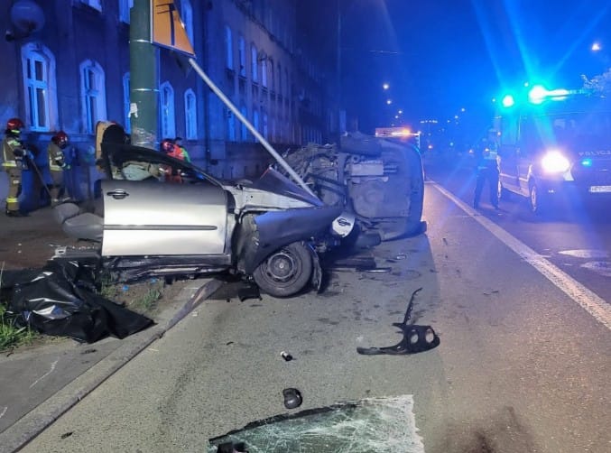 Tragedia w Sosnowcu. Auto rozpadło się na pół po uderzeniu w słup, zginęły dwie osoby Zdjęcie wpisu