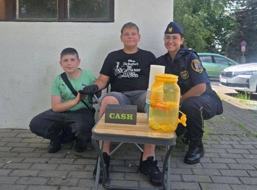 Dostali donos o nielegalnej sprzedaży lemoniady. Zamiast wystawić mandat postanowili zrobić coś innego - Bogatynia Zdjęcie wpisu