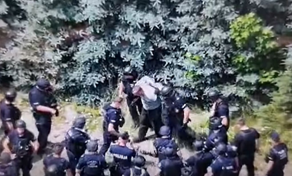 Policja pokazała moment zatrzymania byłego policjanta. Podejrzanego o zabójstwo w Mierzawie ujęto po czterech dniach obławy Zdjęcie wpisu