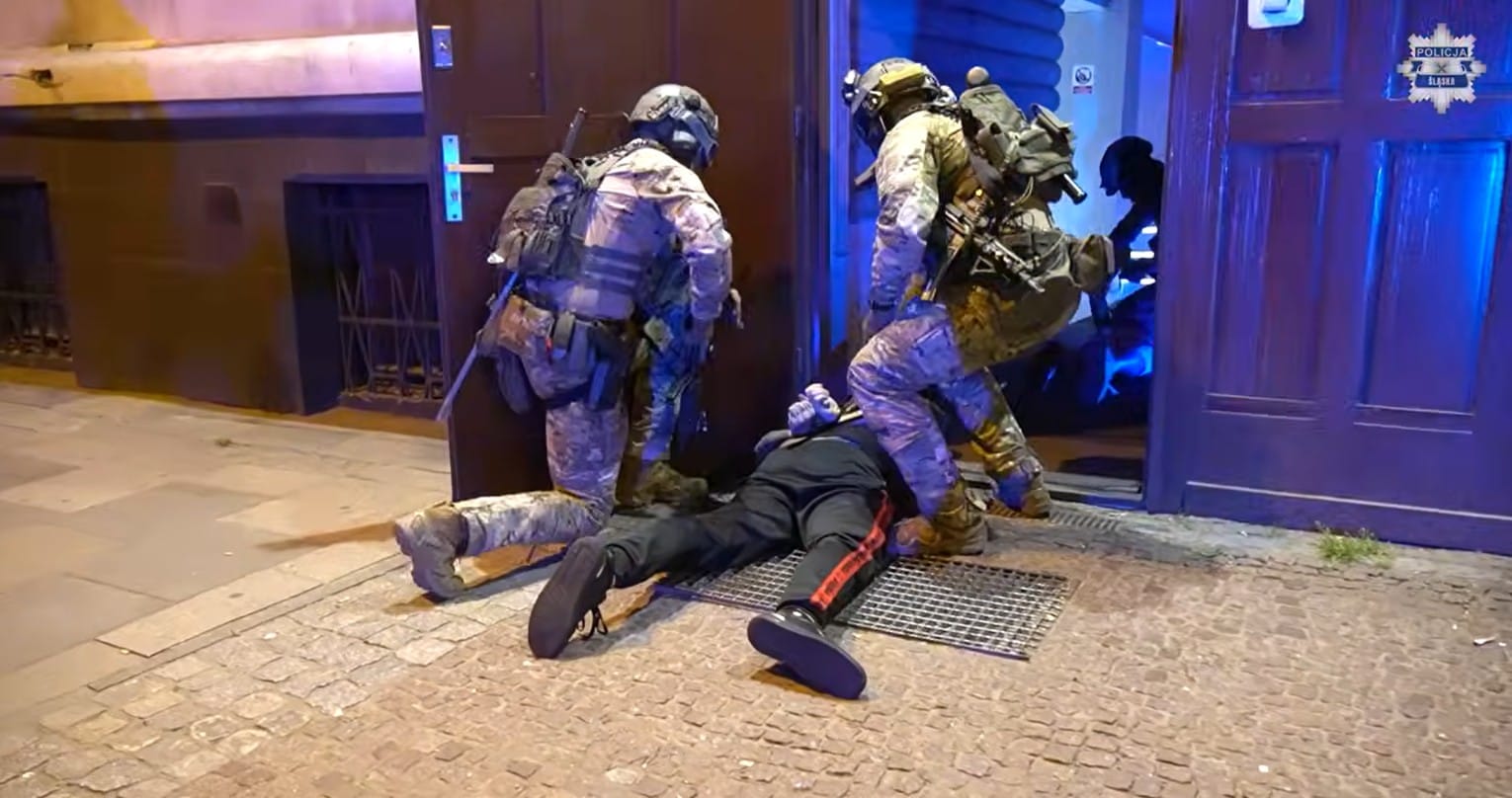 13 osób zatrzymanych za czerpanie korzyści z prostytucji. Policja opublikowała nagranie z akcji Zdjęcie wpisu
