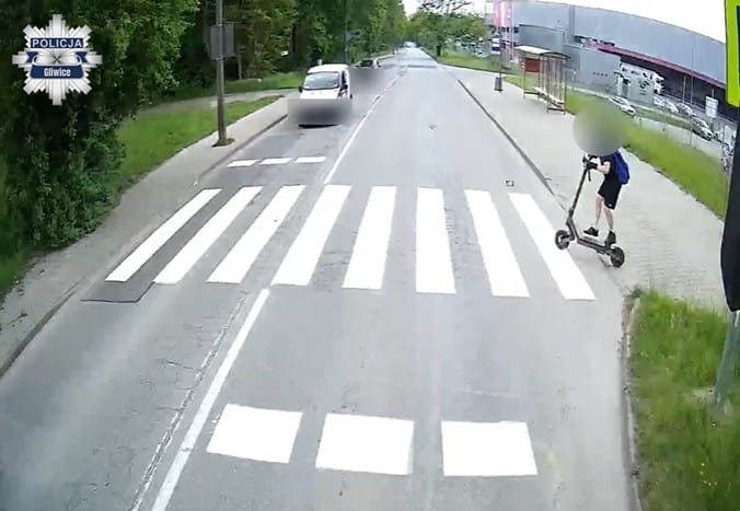 11-latek wjechał hulajnogą wprost pod autobus. Policja opublikowała nagranie ku przestrodze Zdjęcie wpisu