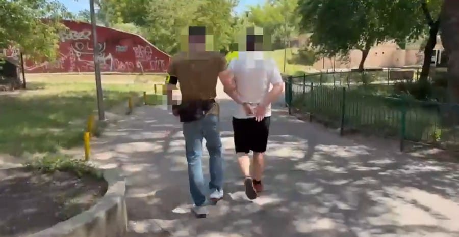 Przyszedł pod Urząd Skarbowy z reklamówką pełną kamieni. Wybił szyby i uciekł Zdjęcie wpisu