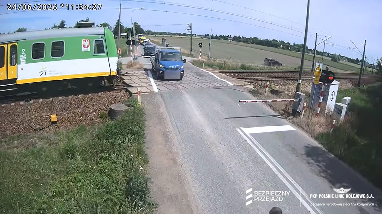 Dostawczak utknął na przejeździe w Witanowie. Chwilę później nadjechał pociąg i doszło do zderzenia Zdjęcie wpisu