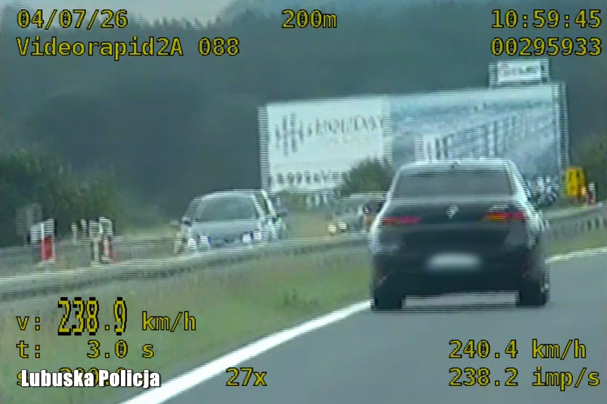 52-latek rozpędził BMW do 238 km/h na S3. Zapłaci 2500 zł i straci sporo punktów Zdjęcie wpisu