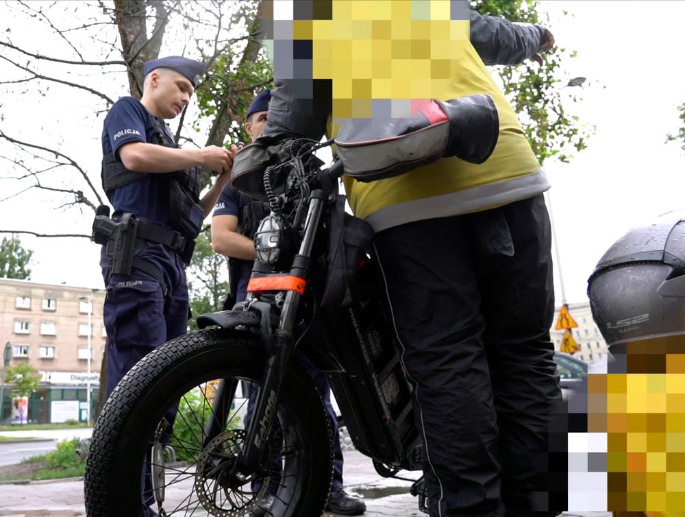 74 mandaty na ponad 30 tys. złotych i 3 zarekwirowane pojazdy. Stołeczna policja kontrolowała elektryczne jednoślady Zdjęcie wpisu