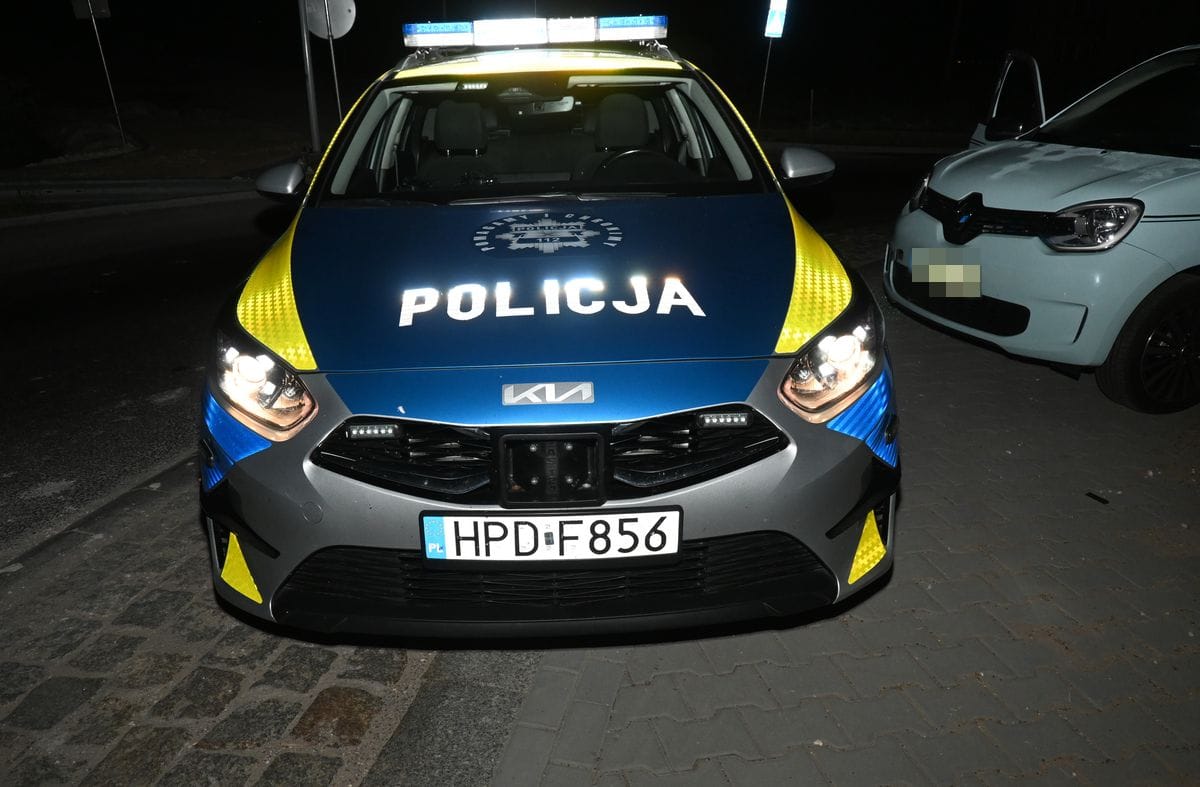Kompletnie pijany 15-latek za kierownicą, rzygał przez otwarte drzwi. Na widok policji zaczął uciekać i uszkodził radiowóz Zdjęcie wpisu