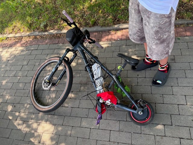 Skrzyżował BMX-a z hulajnogą elektryczną i śmigał po mieście. Rachunek za "wynalazek" zapłacili rodzice Zdjęcie wpisu