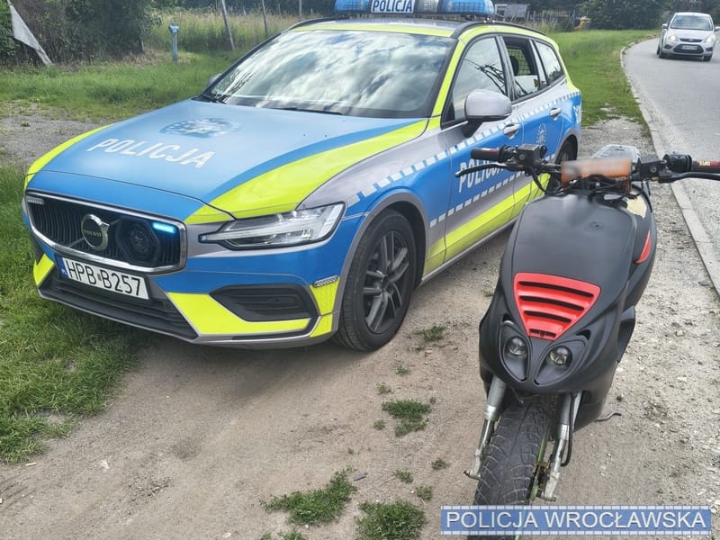 15-latek jechał skuterem na jednym kole tuż przed radiowozem. Policjanci musieli dzwonić po mamę Zdjęcie wpisu