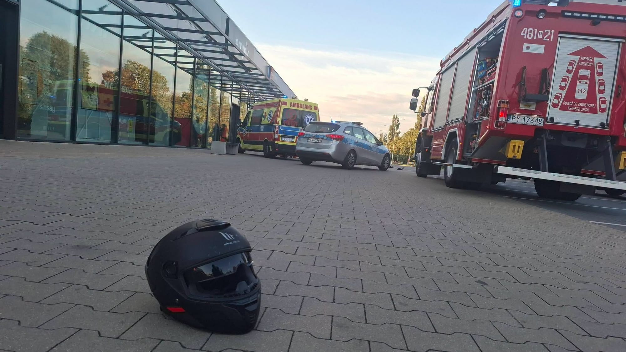 Tragedia na parkingu galerii pod Kościanem. Motocyklista zginął na miejscu Zdjęcie wpisu