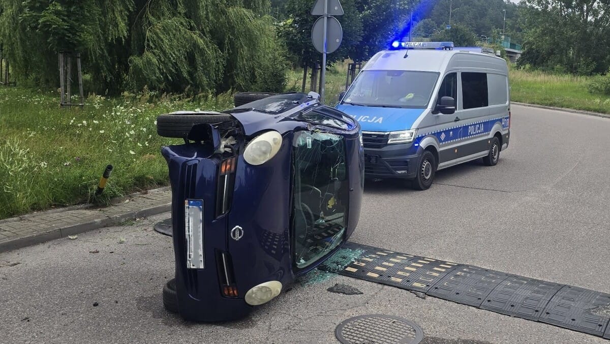 Babcia na podwójnym gazie położyła auto na boku. Na pokładzie 9-letnia wnuczka Zdjęcie wpisu