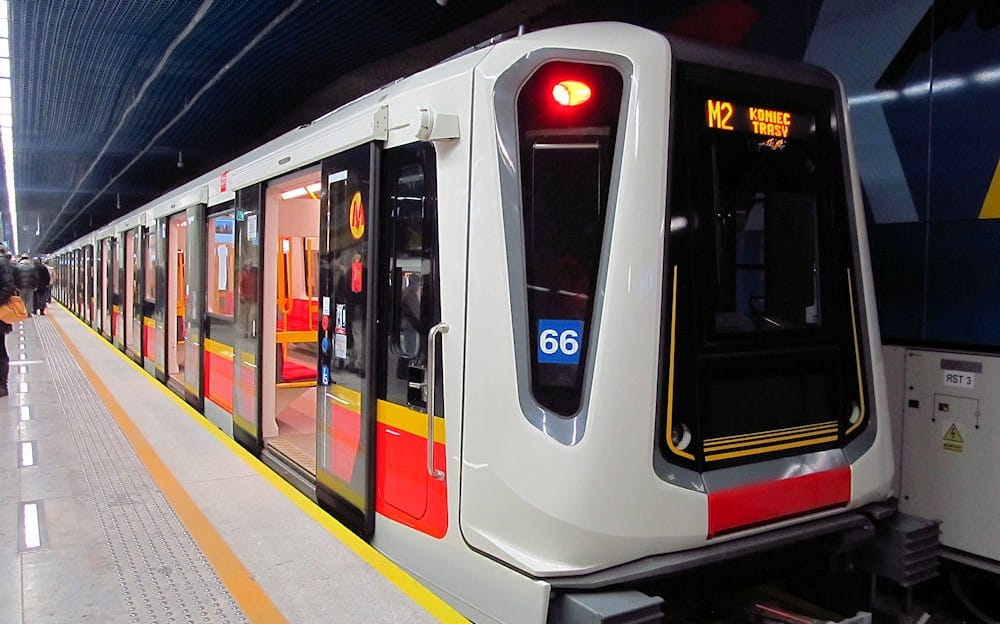 Deportacja zamiast kary grzywny. Zapadła decyzja odnośnie obcokrajowca, który sparaliżował metro w Warszawie Zdjęcie wpisu