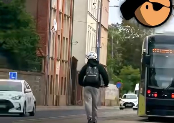 Nastolatka na hulajnodze kompletnie poniosło. Środkowy palec, slalom i wyprzedzanie tramwaju po torowisku pod prąd Zdjęcie wpisu
