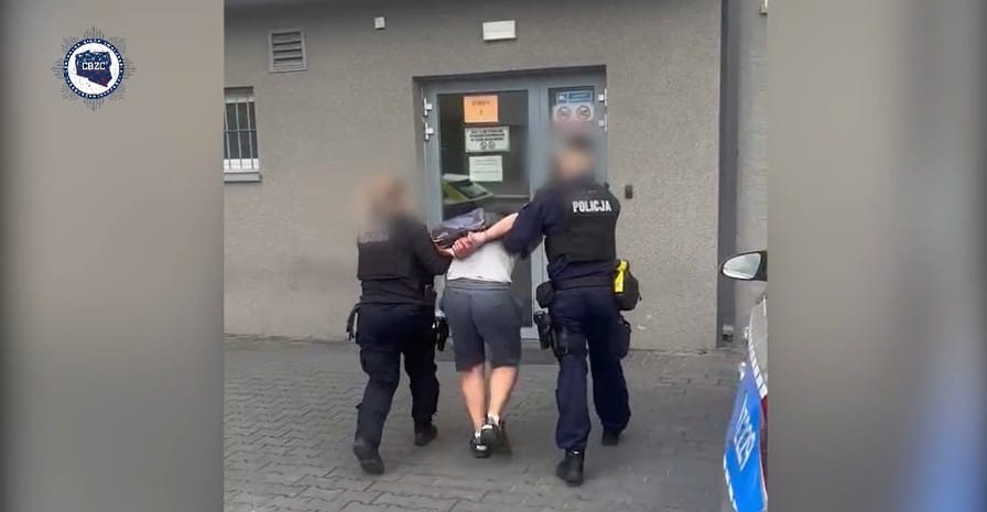 Zaatakował policjanta kastetami przy siedzibie CBZC w Warszawie. W plecaku miał maczetę Zdjęcie wpisu