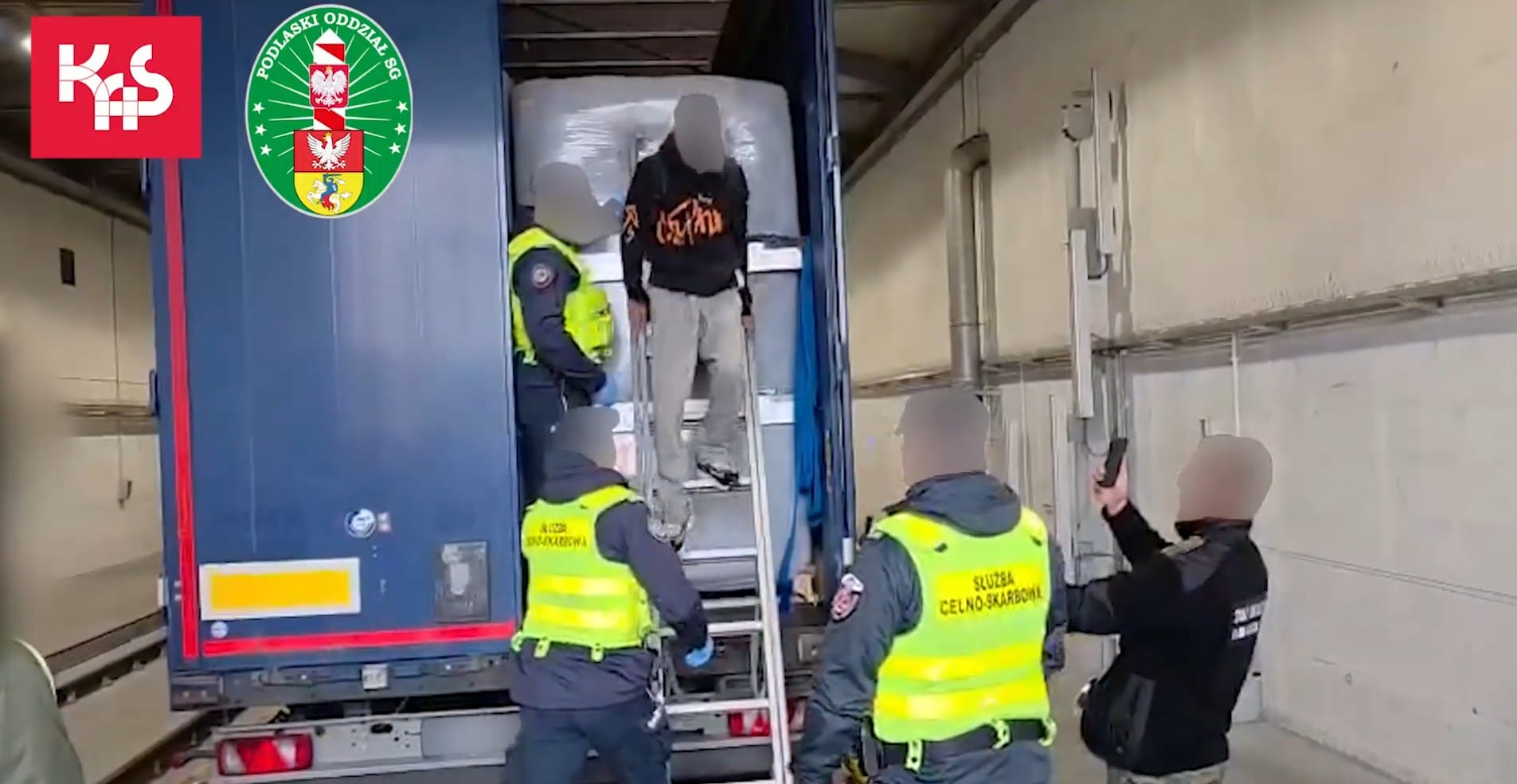 27 nielegalnych imigrantów w jednej naczepie TIR-a. Funkcjonariusze KAS udaremnili próbę przekroczenia granicy Zdjęcie wpisu