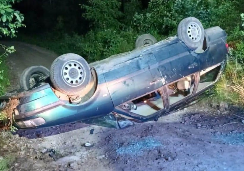 17-latek bez prawa jazdy i po alkoholu dachował samochodem. Na dachu jechały 4 osoby, jeden z pasażerów nie żyje Zdjęcie wpisu