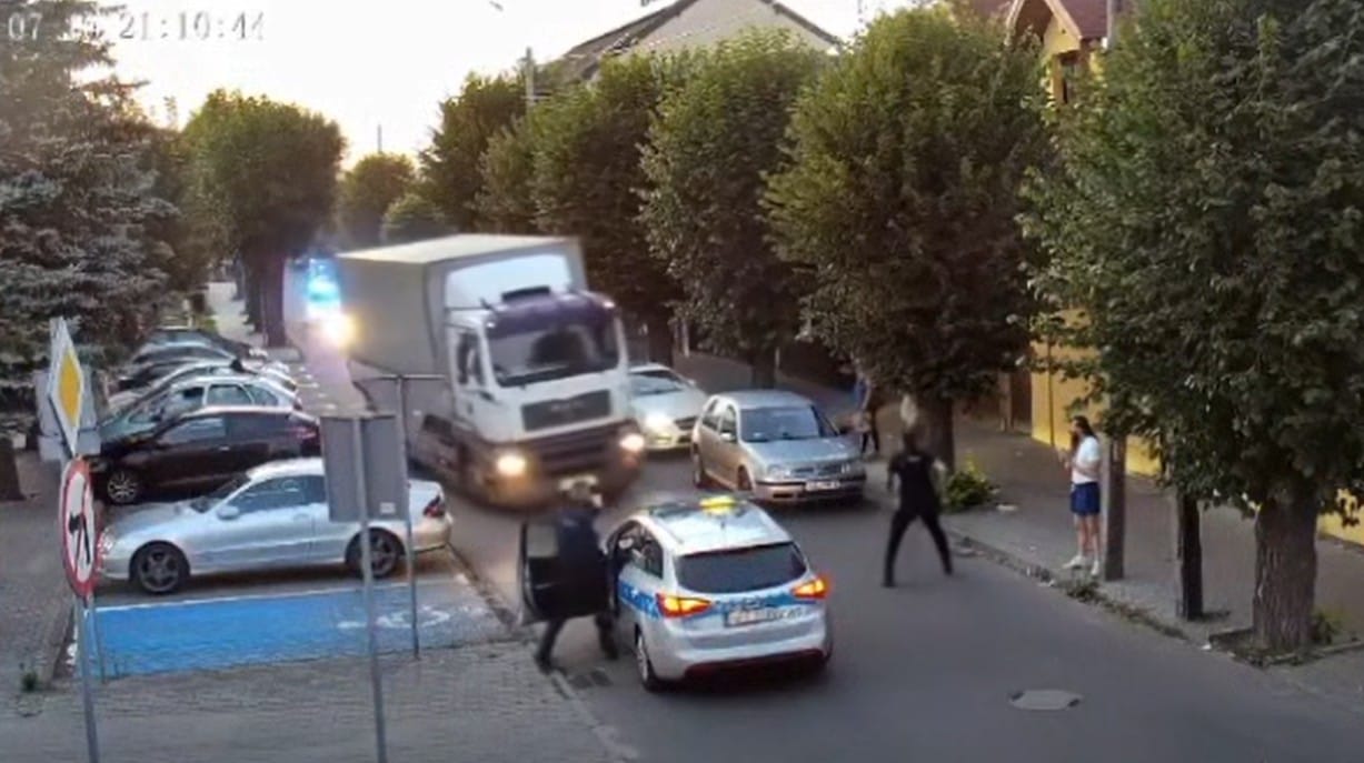Pościg jak w GTA. Kierowca ciężarówki staranował policyjne radiowozy i uciekł do lasy. Opublikowano nagranie z pościgu Zdjęcie wpisu