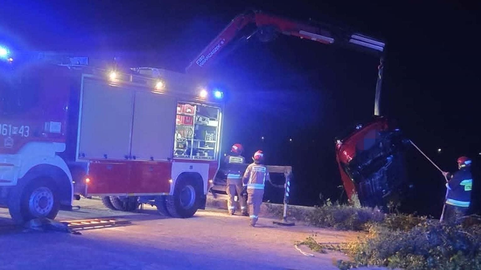19-latka cofała autem i wjechała do Wisły. 18-letnia pasażerka trafiła do szpitala Zdjęcie wpisu