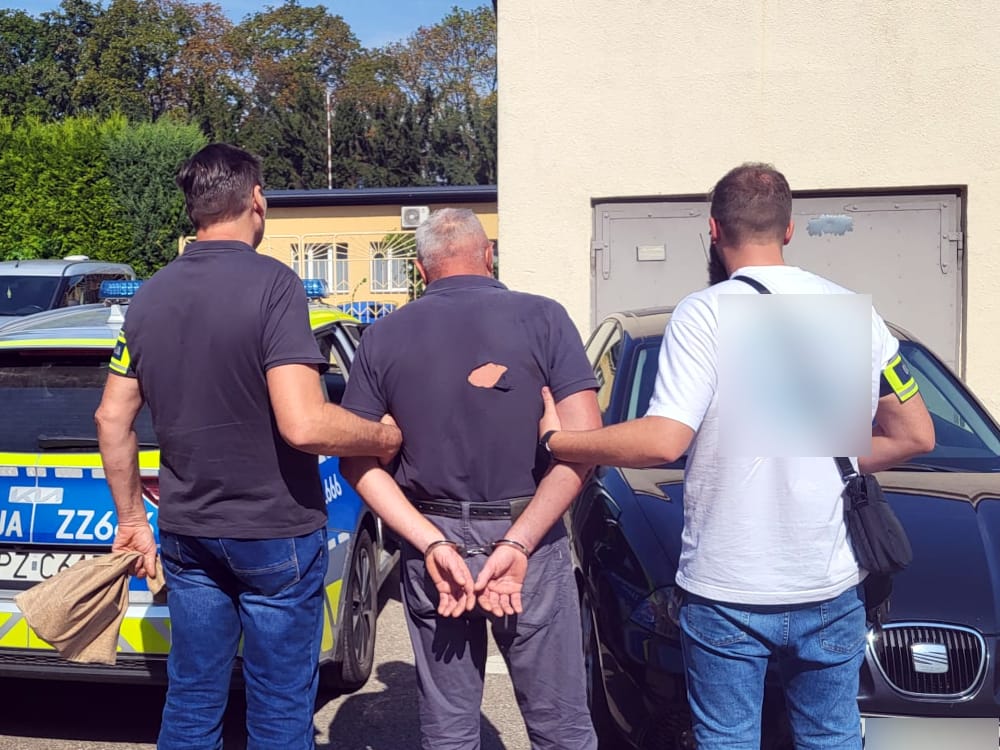 Wyskoczył do strażników miejskich z siekierą i gazem pieprzowym. Tak się skończyła domowa awantura w Wołominie Zdjęcie wpisu