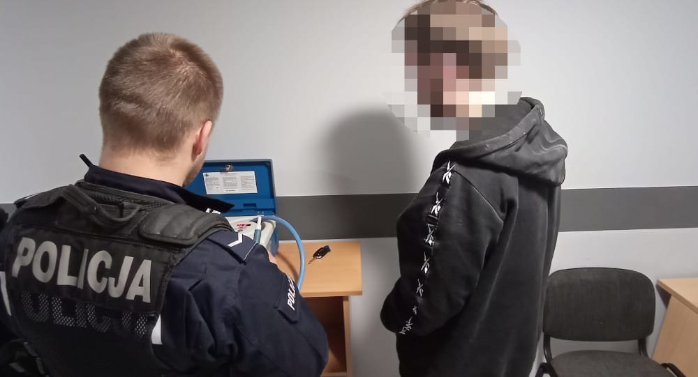Był tak pijany, że zasnął czekając na zmianę świateł. Obudzili go policjanci Zdjęcie wpisu