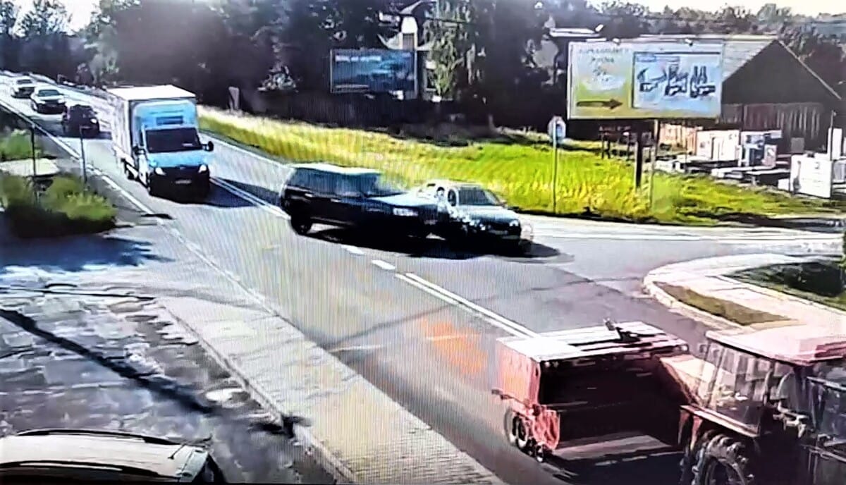 20-latek w BMW wyprzedzał sznur aut przed skrzyżowaniem. Uszkodzony Land Rover i ciągnik rolniczy Zdjęcie wpisu