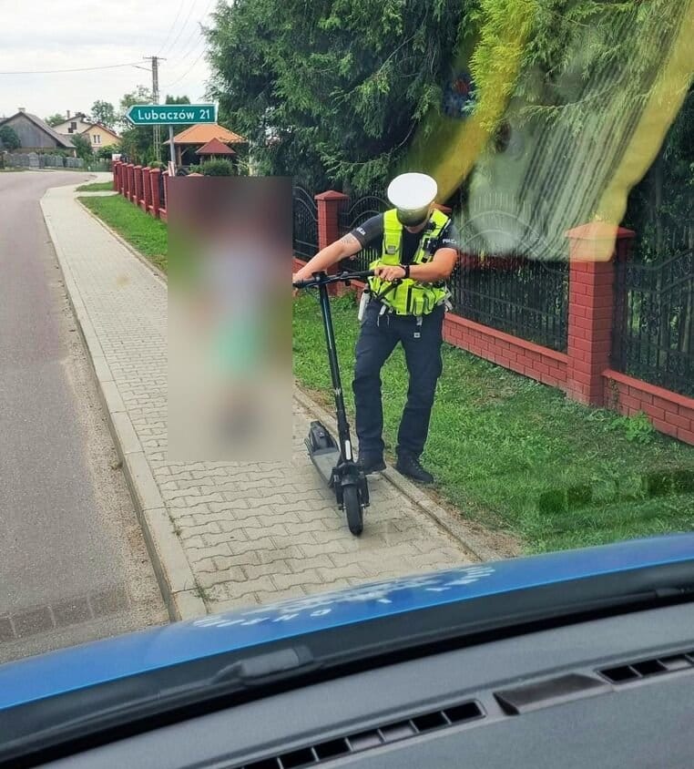 Dziecko na hulajnodze elektrycznej wśród samochodów. Policja zabrała sprzęt, mama zapłaci 1000 zł Zdjęcie wpisu