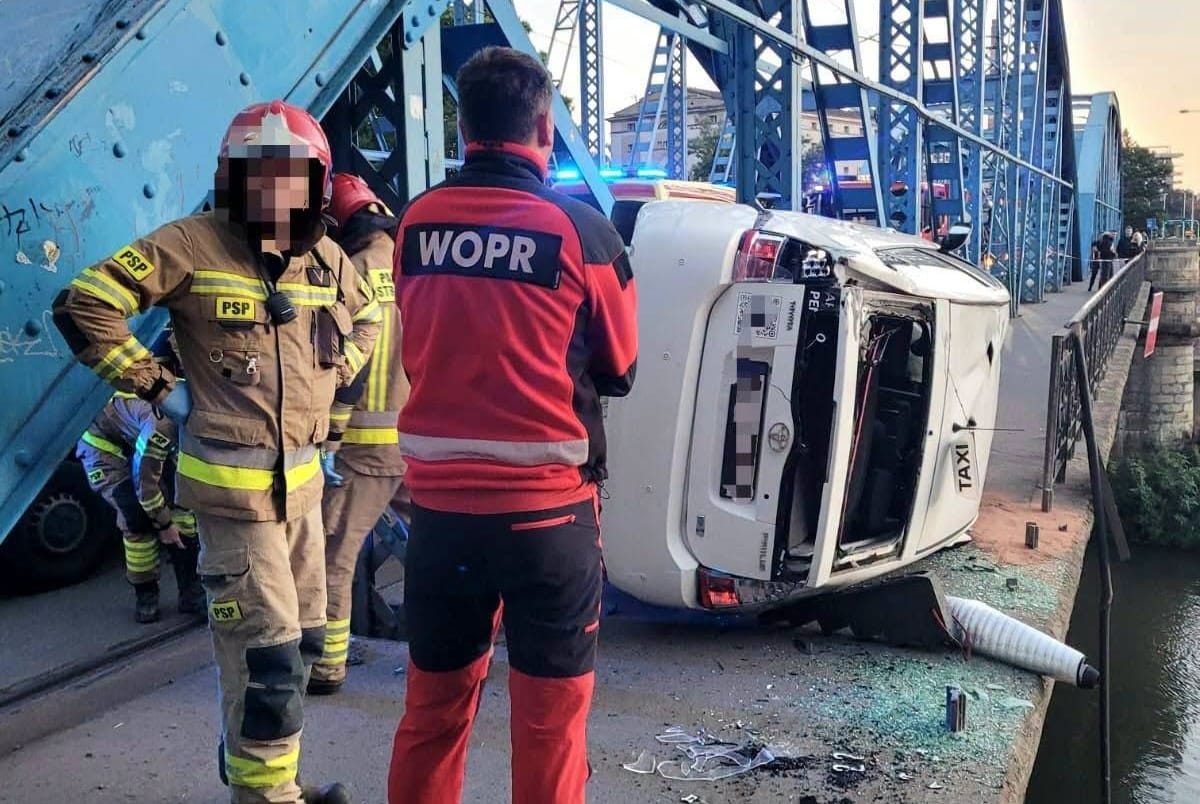 Taksówka zawisła kilka metrów nad Odrą. Dramatyczna akcja służb na moście we Wrocławiu Zdjęcie wpisu