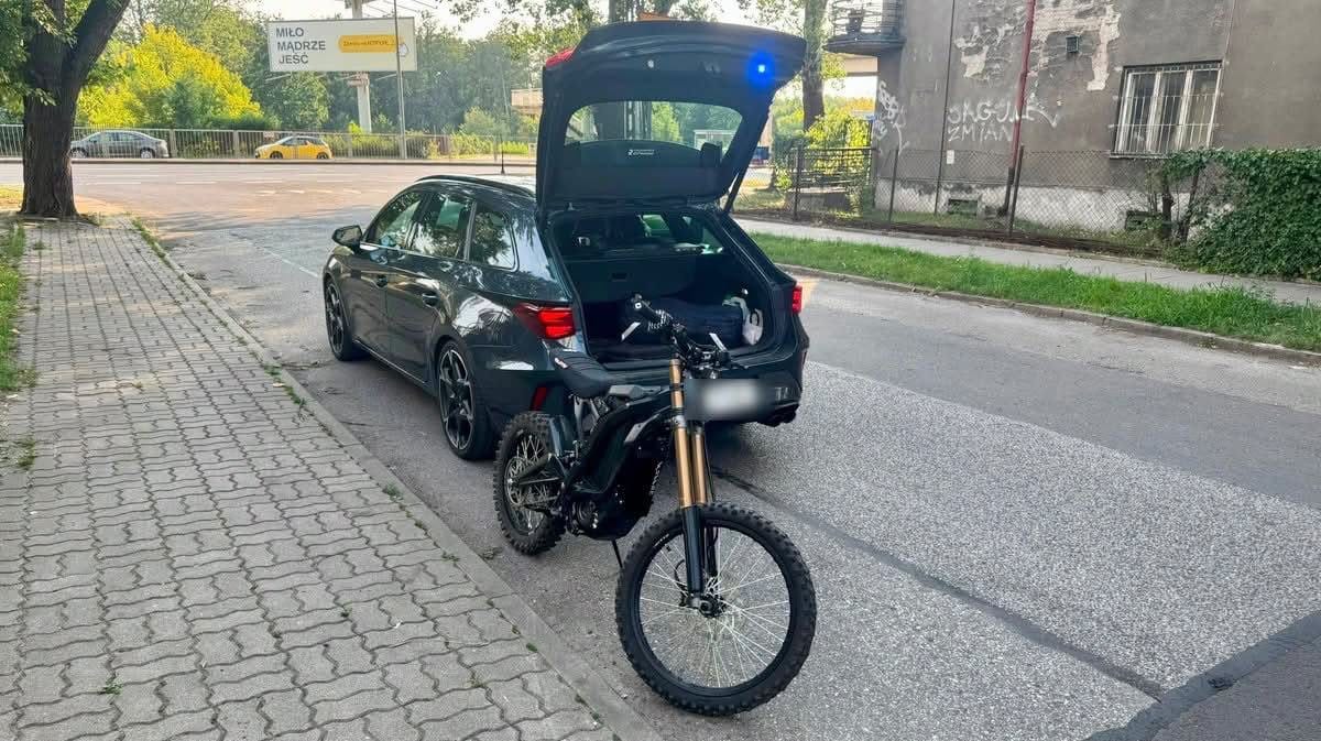 Jazda na jednym kole, bez tablic, bez OC i bez uprawnień. Warszawska drogówka zatrzymała nieletniego na Surronie Zdjęcie wpisu