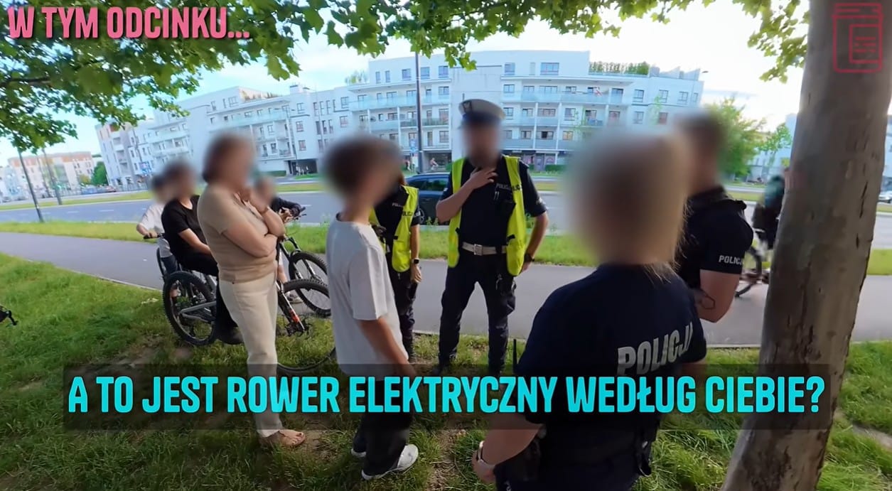 Konfitura ponownie zabrał kluczyki dzieciakowi na motorowerze i wezwał policję. Dzieciakom było zabawnie do przyjazdu policji Zdjęcie wpisu