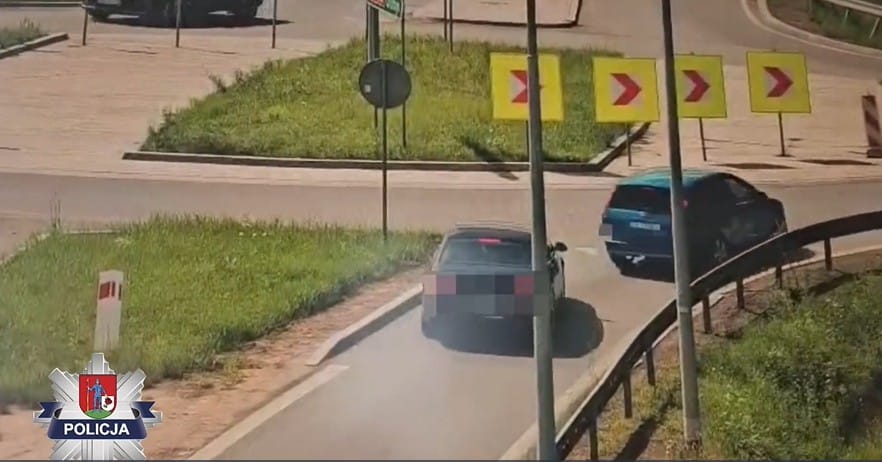 Na rondzie prosto. Policja opublikowała nagranie dwóch asów którzy nie zauważyli ronda Zdjęcie wpisu
