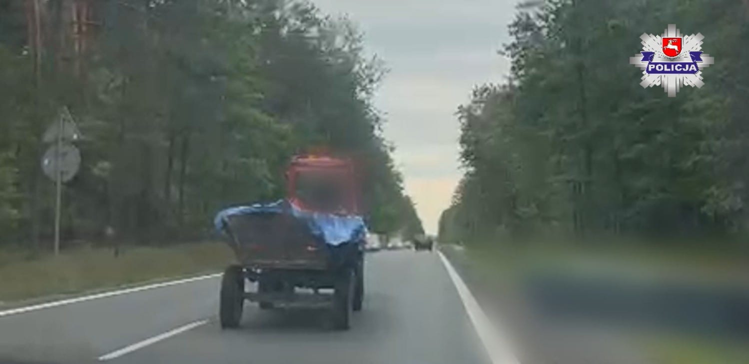 Pijany 26-latek jechał ciągnikiem z wozem i 10-letnim dzieckiem w kabinie. Świadkowie nagrali jazdę wężykiem Zdjęcie wpisu
