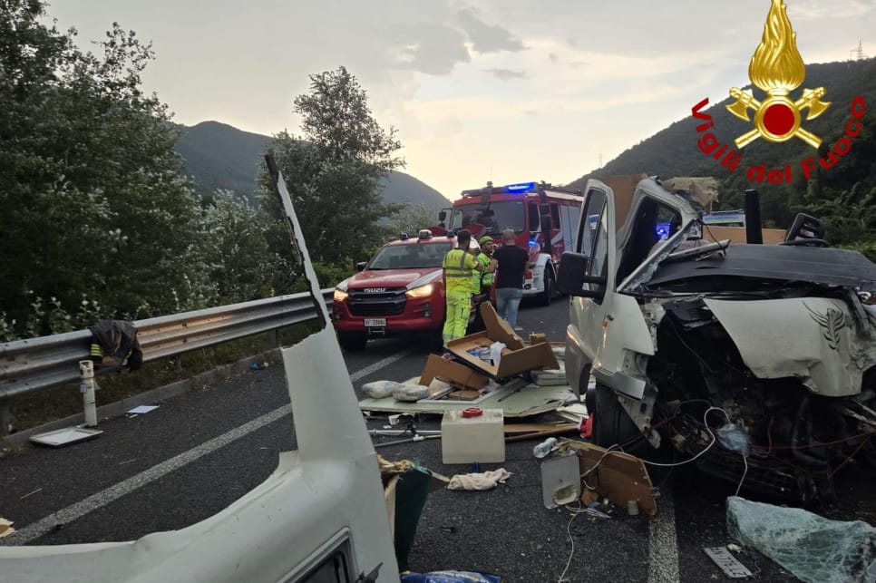 Tragedia we Włoszech. Kamper zjechał na przeciwległy pas, wjechał prosto w autobus. Sześć osób nie żyje Zdjęcie wpisu