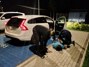 Kradli Jeepy, Dodge'a i Alfę Romeo. Grupa "Kobra" zatrzymała dwóch podejrzanych z całym arsenałem narzędzi