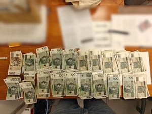 W torbie znalazła leki i blisko 20 tysięcy złotych. Właściciel codziennie wracał do baru i o nic nie pytał
