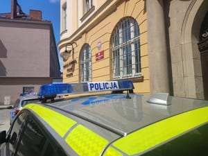 44 fałszywe alarmy w dwa dni. 17-latek dzwonił bez karty SIM, bo myślał, że jest nieuchwytny
