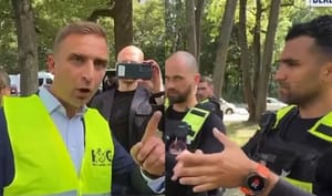 Niemiecki policjant z polskim tłumaczem mówili Bąkiewiczowi co mogą. Nie posłuchali i skończyło się zatrzymaniami. Zdjęcie główne wpisu