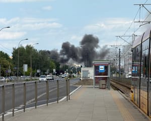 Wypadek awionetki na Bemowie. Samolot spadł i stanął w płomieniach, są ofiary