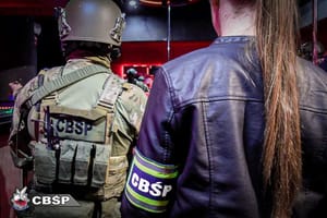 Nalot CBŚP na klub go-go w Łodzi. 8 osób zatrzymanych za oszustwa na klientach