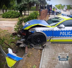Skonfiskowany pijanemu kierowcy, policyjny Mustang rozbity. Służył niespełna cztery miesiące