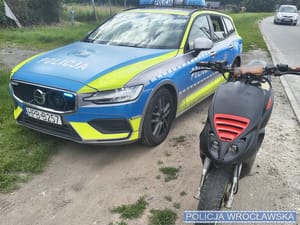 15-latek jechał skuterem na jednym kole tuż przed radiowozem. Policjanci musieli dzwonić po mamę