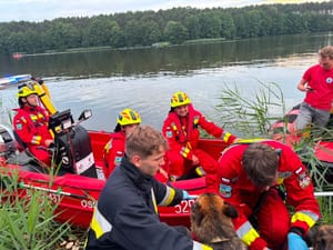 Owczarek wpadł do jeziora i utknął. Uratował go kompan, który przywołał pomoc