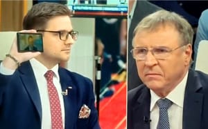 Jacek Kurski słuchający Jacka Kurskiego opowiadającego o „sekcie smoleńskiej” i śmiejącego się z Macierewicza